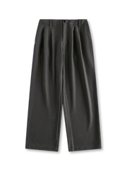 ダブルプリーツを入れたワイドスラックス全体。落ち感のある生地とゆったりとした裾幅が印象的