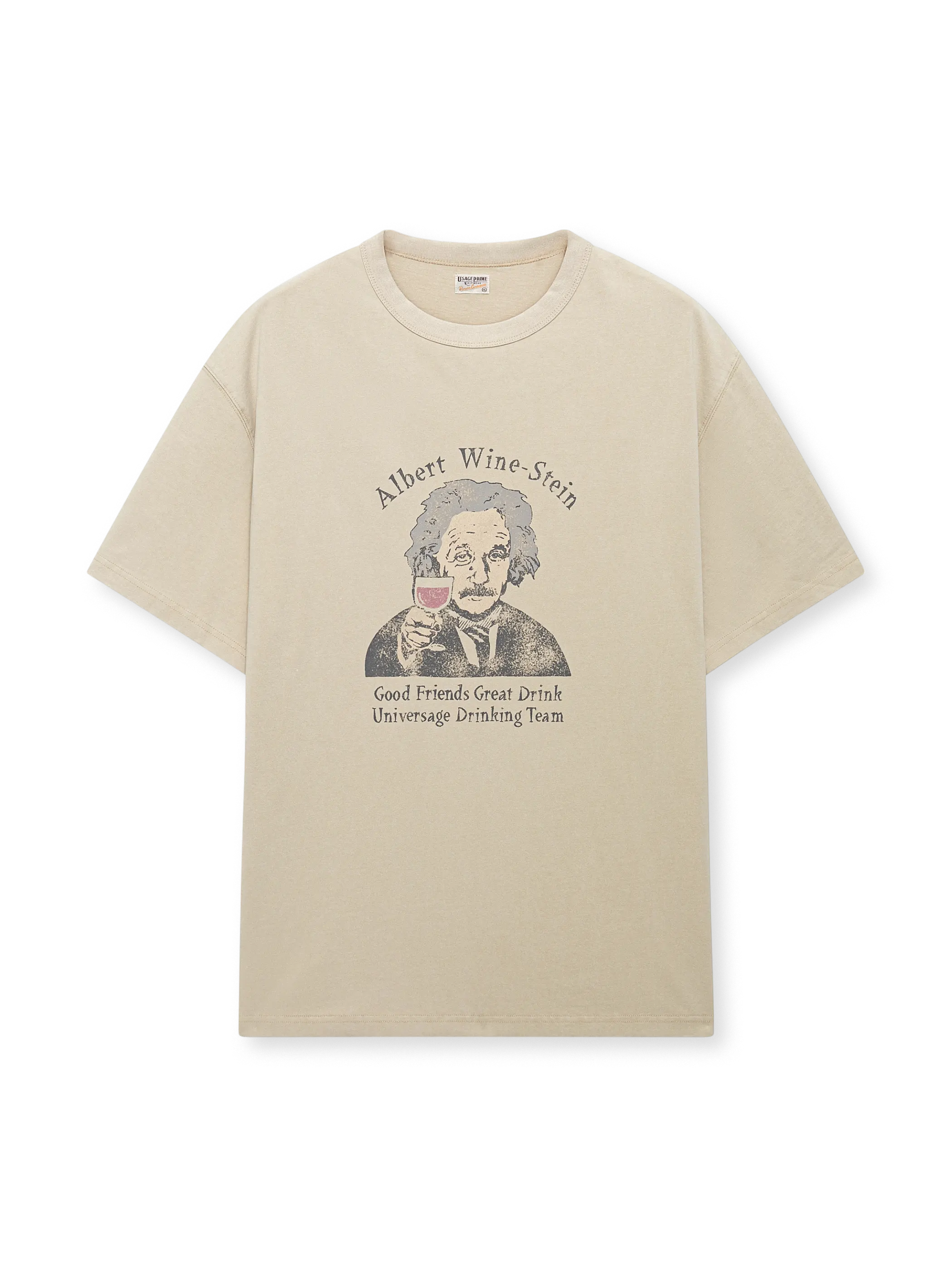 1950年代風広告イラスト風のAlbert Wine-Steinプリントが特徴のゆったりシルエットのワインカラーTシャツ。ビンテージ風の色落ちとヒビ割れが魅力。