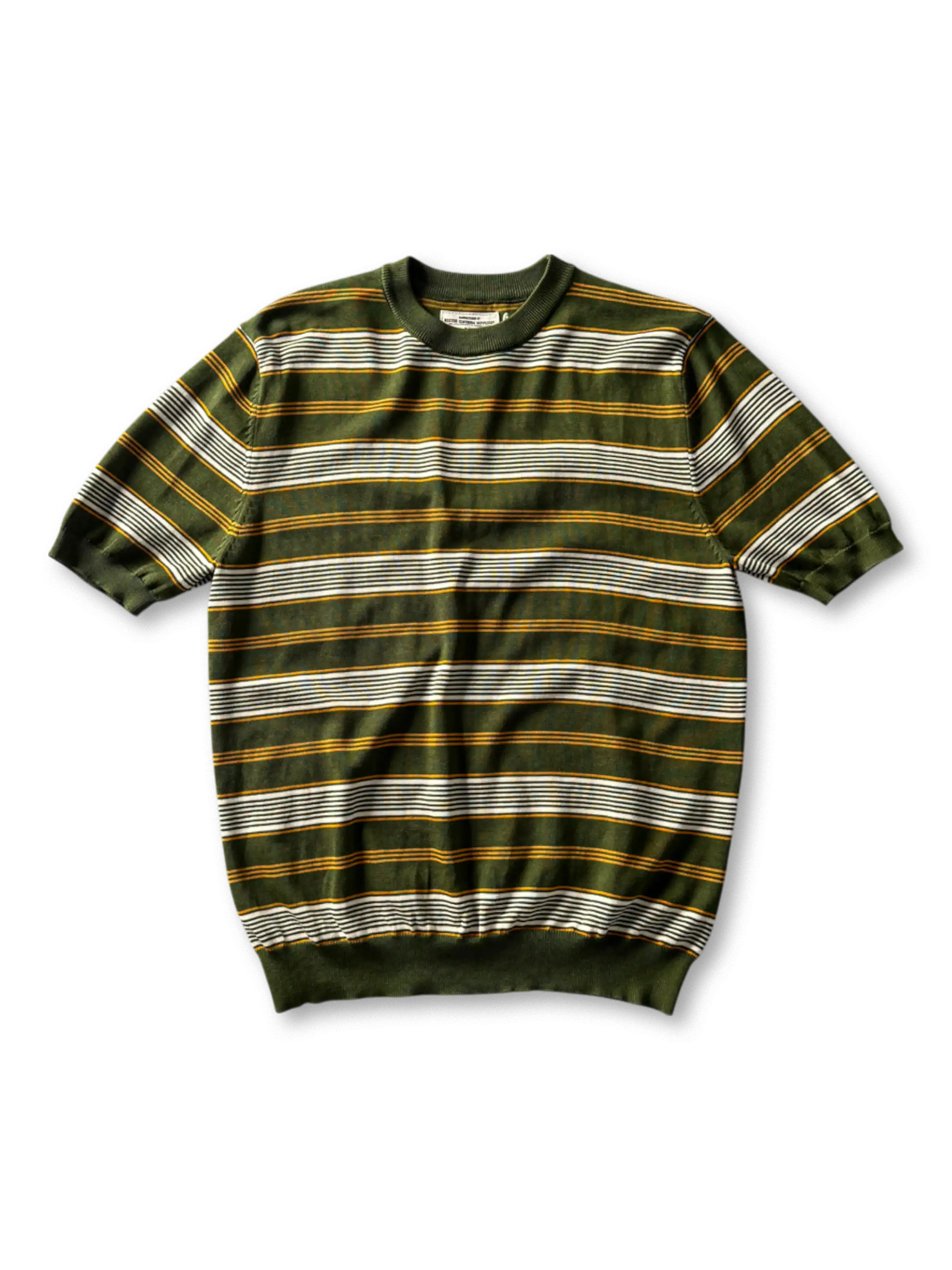 4色展開のヴィンテージストライプTシャツ、太めのボーダー柄とリブ仕上げが見える
詳細画像: ニット素材のライセル生地、クルーネックと袖リブの縫製ディテールがわかるクローズアップ