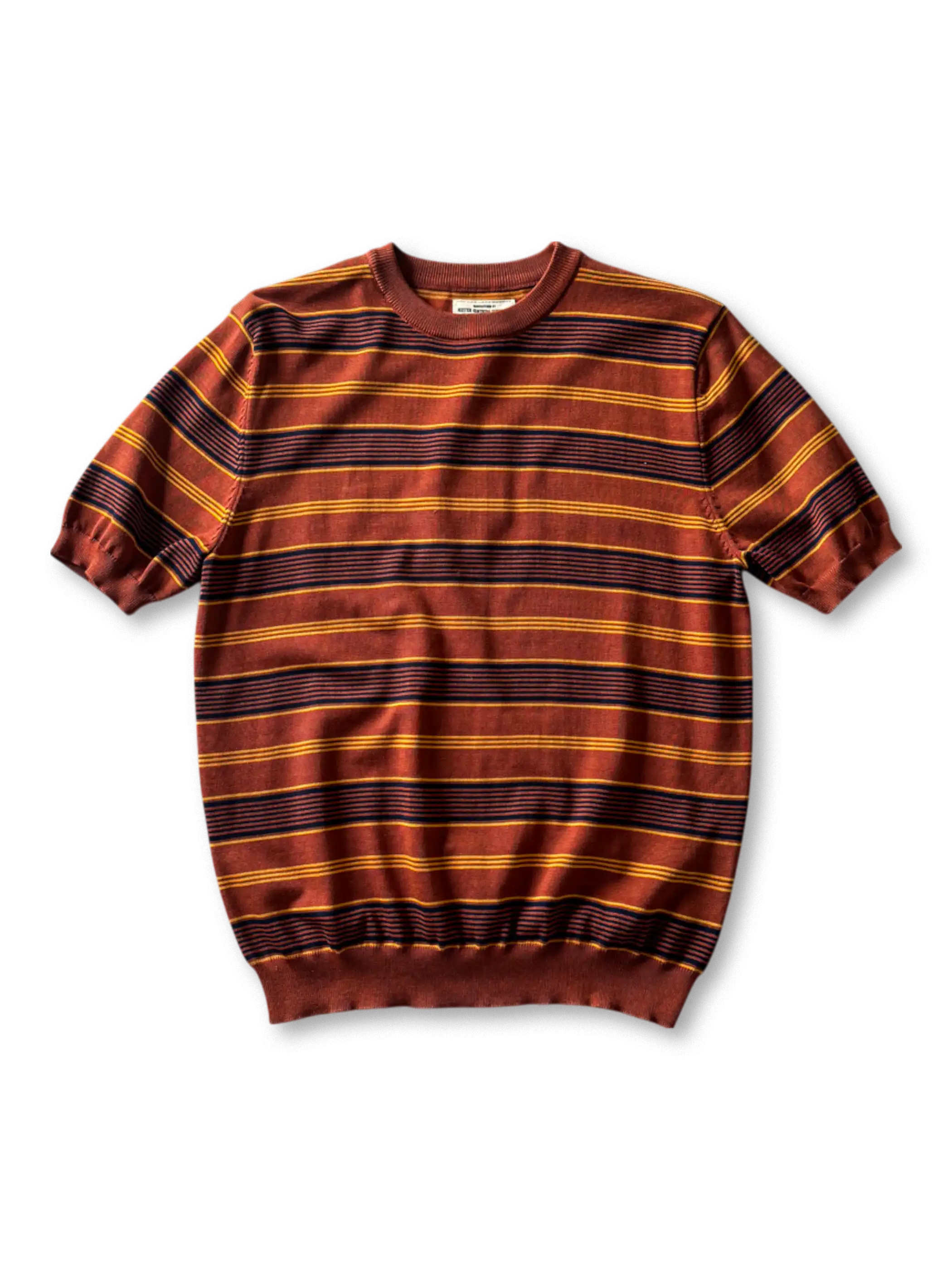 4色展開のヴィンテージストライプTシャツ、太めのボーダー柄とリブ仕上げが見える
詳細画像: ニット素材のライセル生地、クルーネックと袖リブの縫製ディテールがわかるクローズアップ