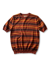 4色展開のヴィンテージストライプTシャツ、太めのボーダー柄とリブ仕上げが見える
詳細画像: ニット素材のライセル生地、クルーネックと袖リブの縫製ディテールがわかるクローズアップ