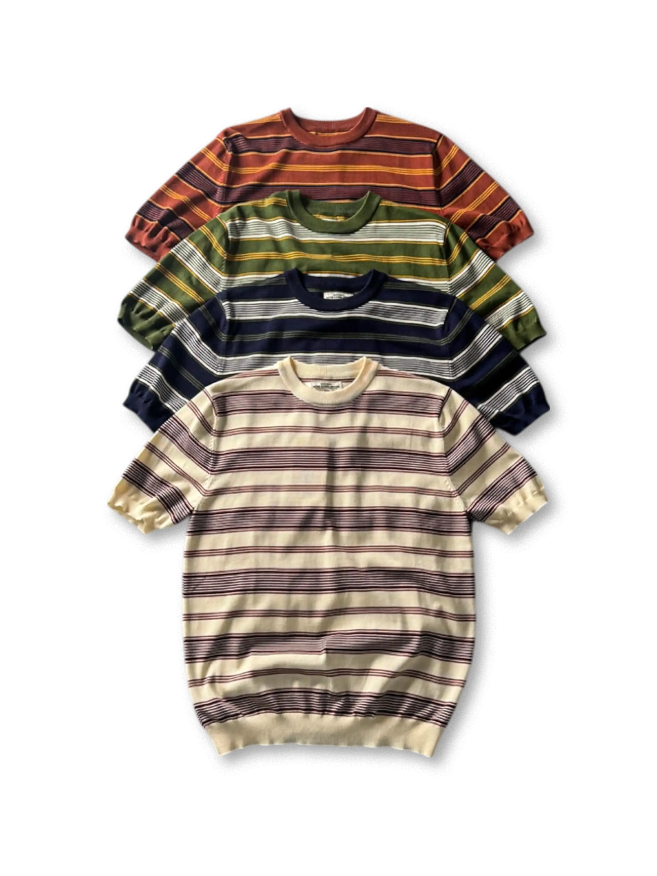 4色展開のヴィンテージストライプTシャツ、太めのボーダー柄とリブ仕上げが見える
詳細画像: ニット素材のライセル生地、クルーネックと袖リブの縫製ディテールがわかるクローズアップ