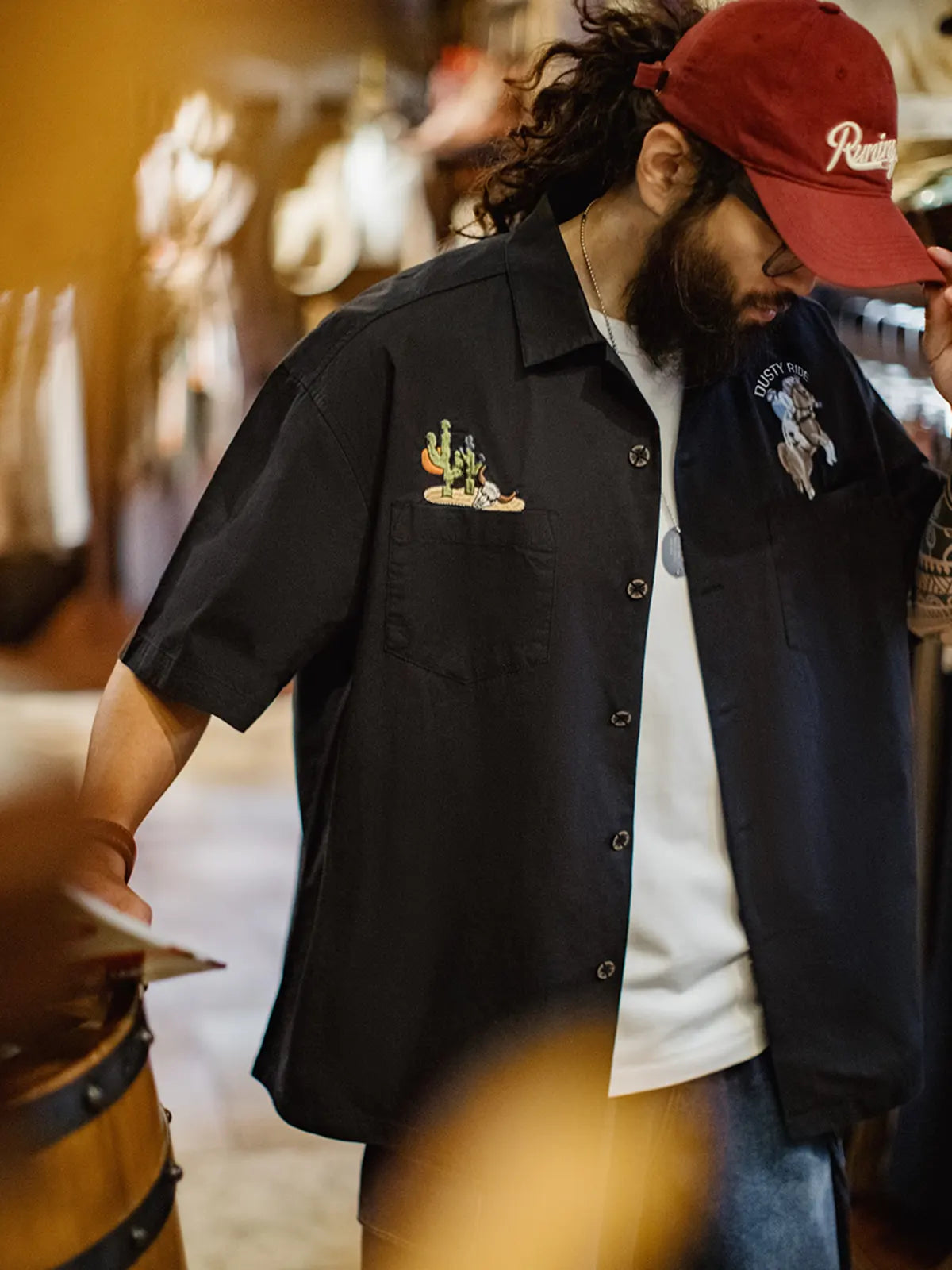 ブラックのウエスタン刺繍オーバーサイズオープンカラーシャツ正面全体