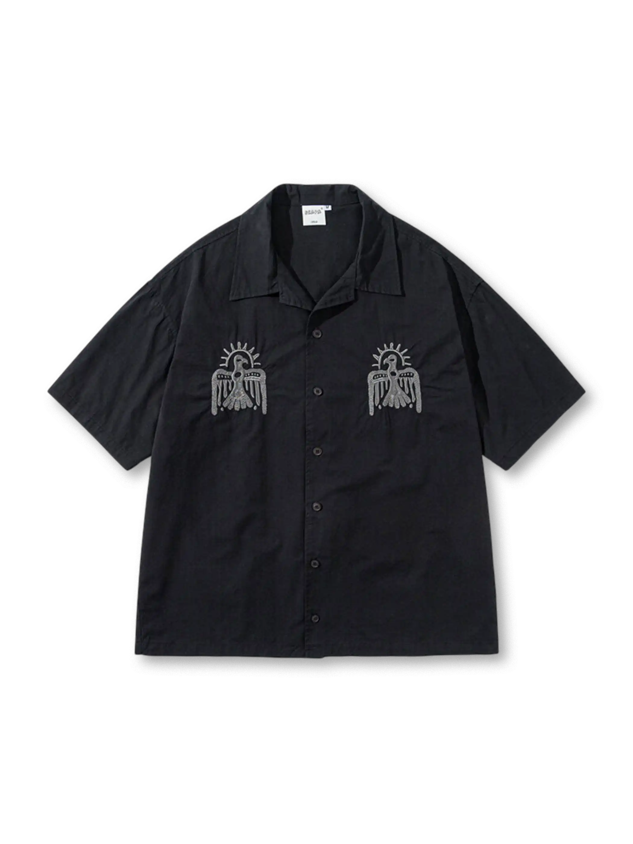 胸元に雷鳥トーテム刺繍が入ったオープンカラー半袖シャツ