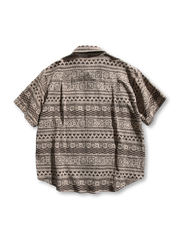 エスニック柄プリントが全面に施されたショートスリーブワークシャツ