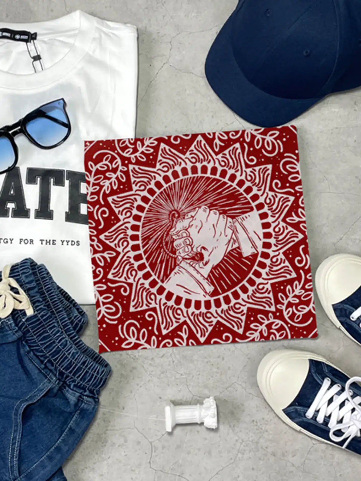 レッドのヴィンテージ柄バンダナ、56×56cm