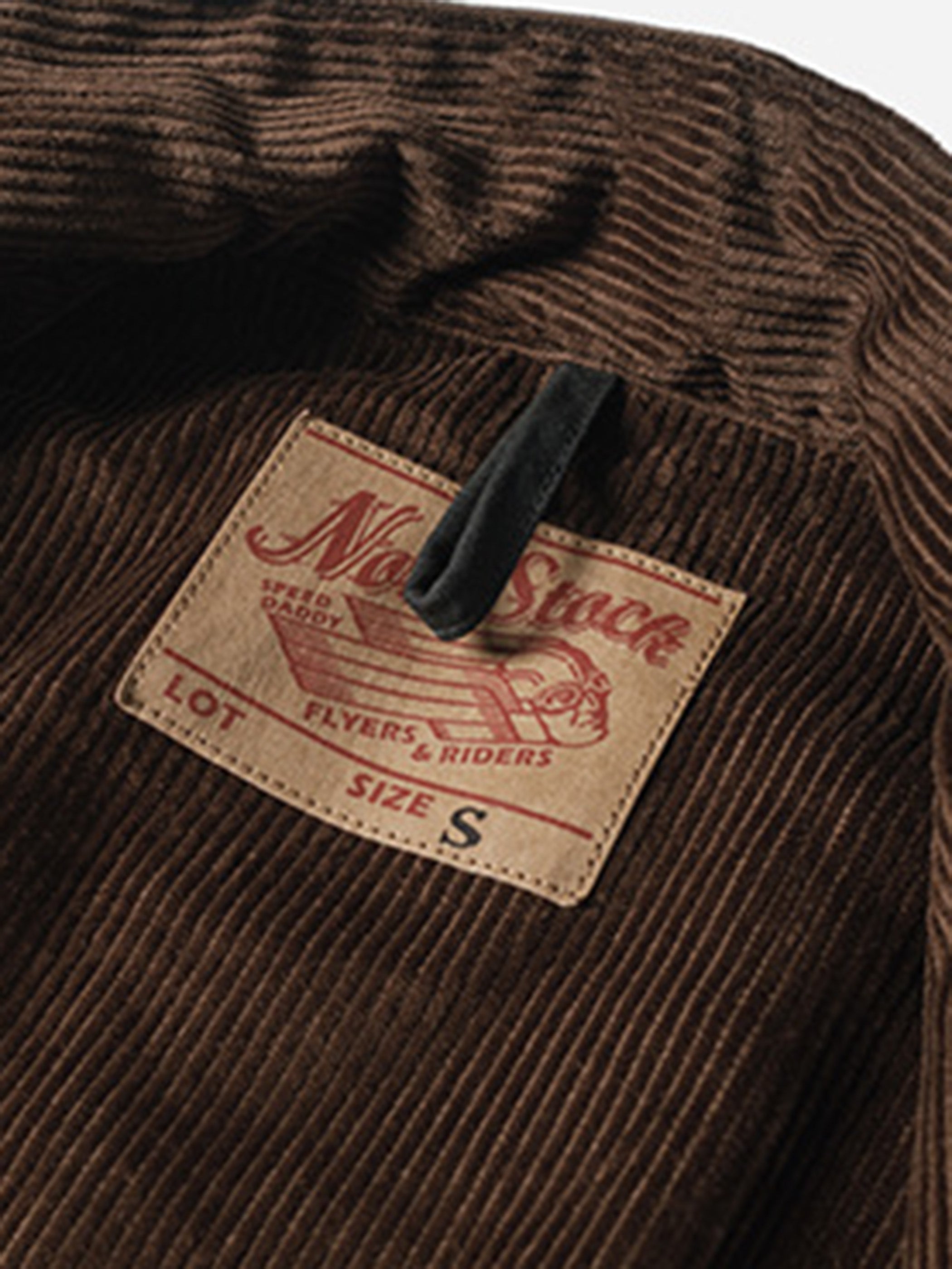 詳細画像: 左胸の“Drunk Pocket”と、オイルワックス加工されたコットン生地のクローズアップ