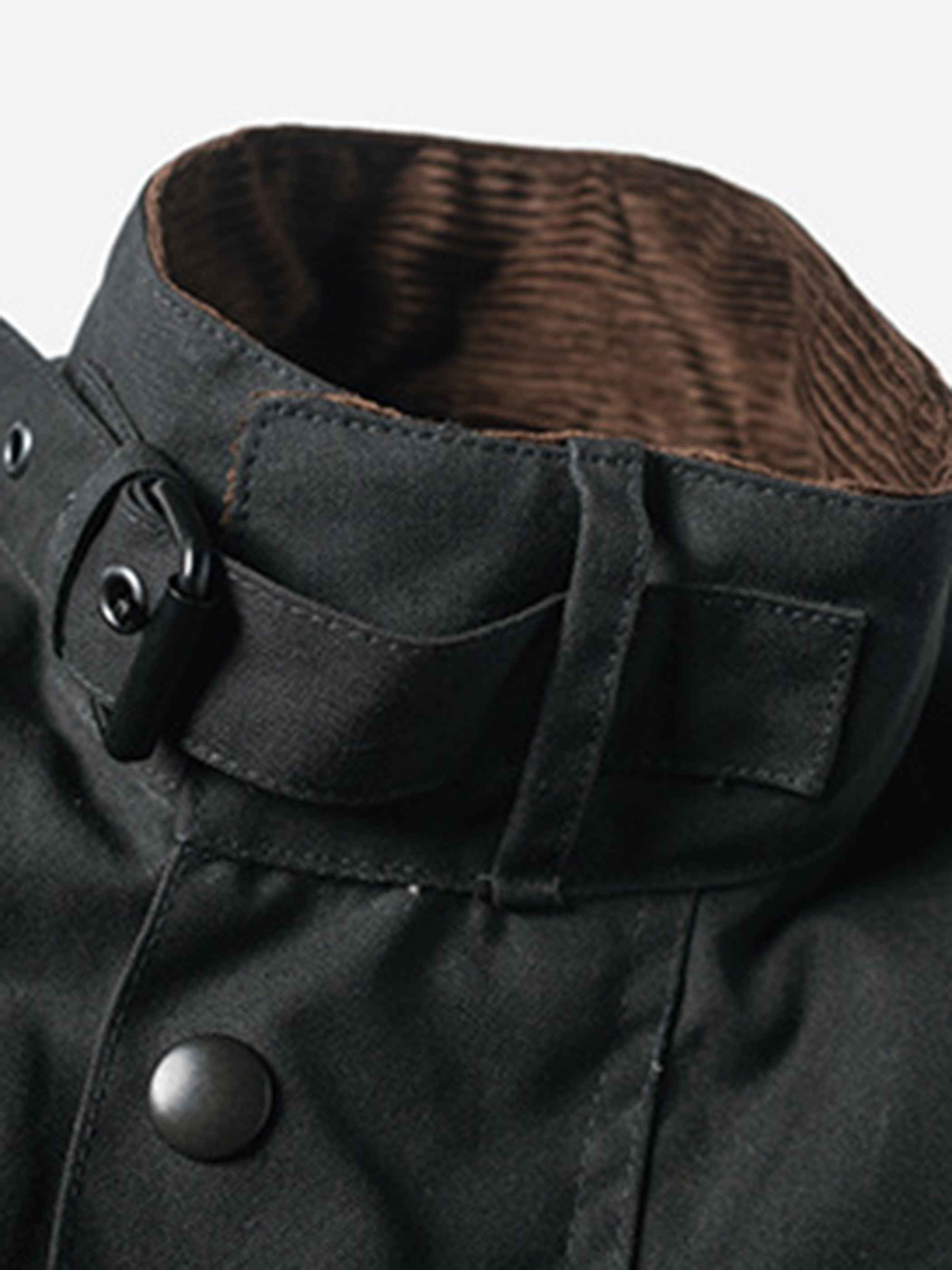 詳細画像: 左胸の“Drunk Pocket”と、オイルワックス加工されたコットン生地のクローズアップ