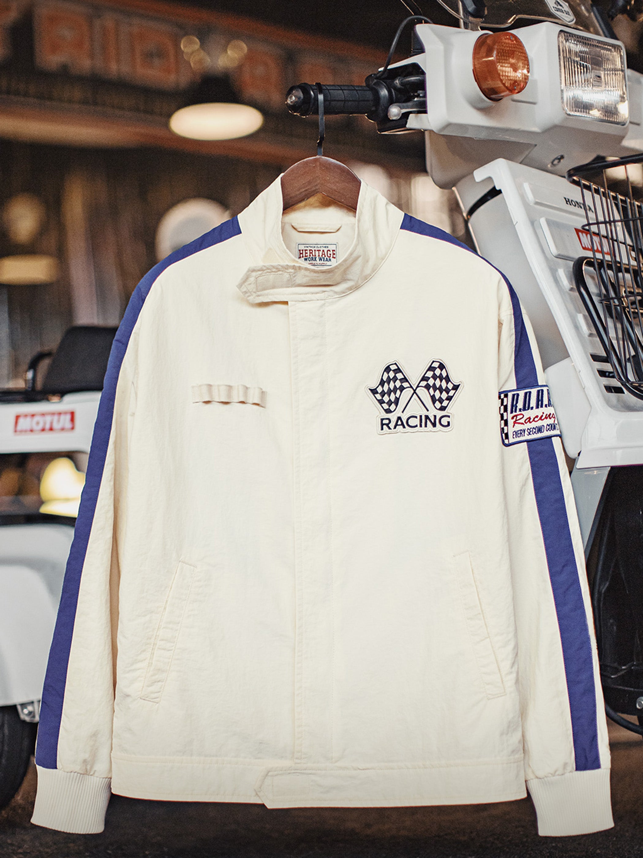 製品画像: ヴィンテージテイストのカラーブロック刺繍レーシングジャケットの正面ビュー