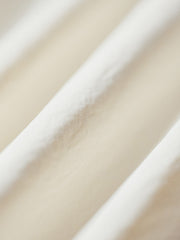 詳細画像: 背面のレーシングワッペンとチェッカーフラッグ模様の刺繍ディテールのクローズアップ