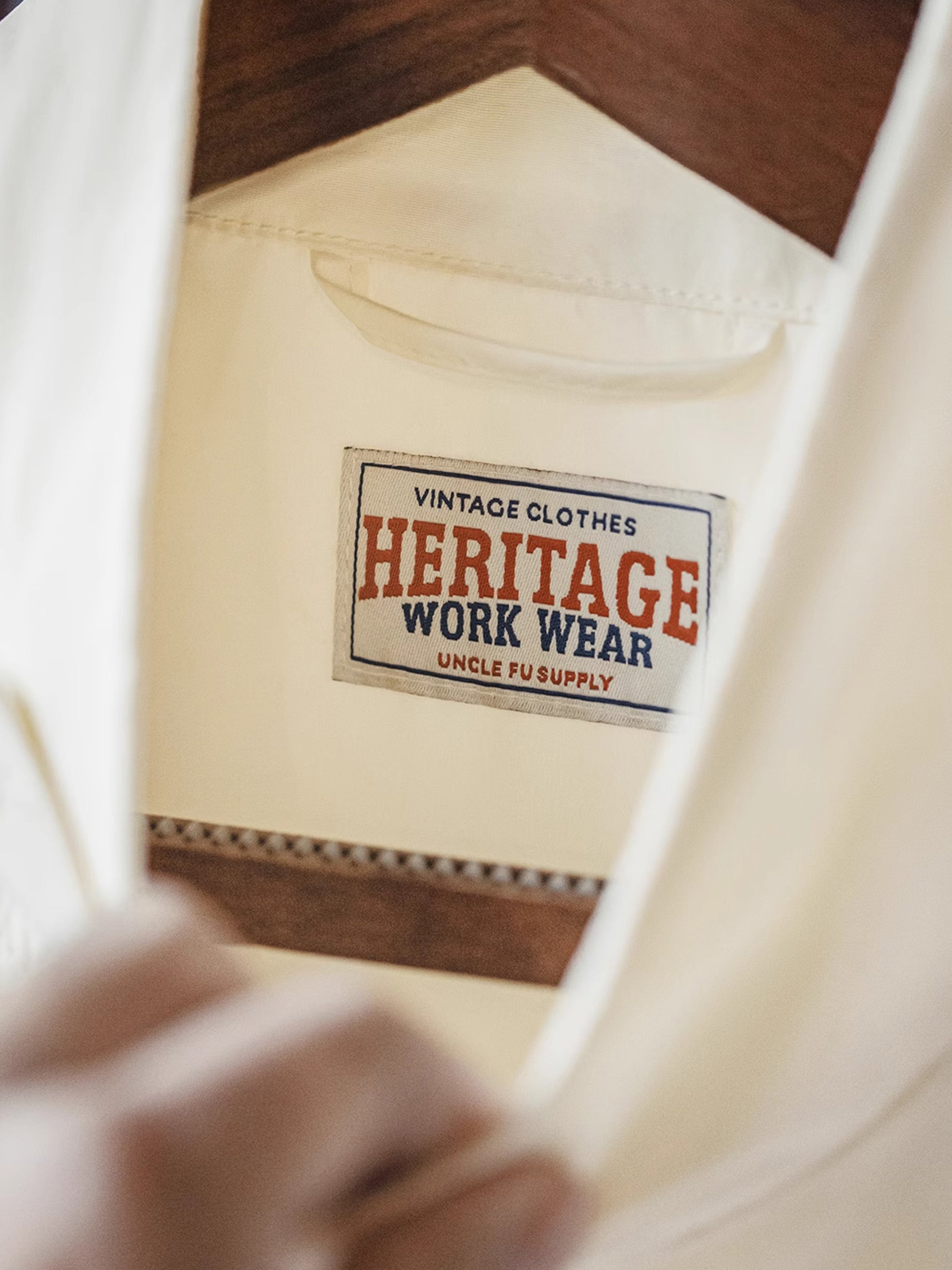 詳細画像: 背面のレーシングワッペンとチェッカーフラッグ模様の刺繍ディテールのクローズアップ