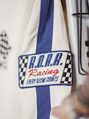 詳細画像: 背面のレーシングワッペンとチェッカーフラッグ模様の刺繍ディテールのクローズアップ