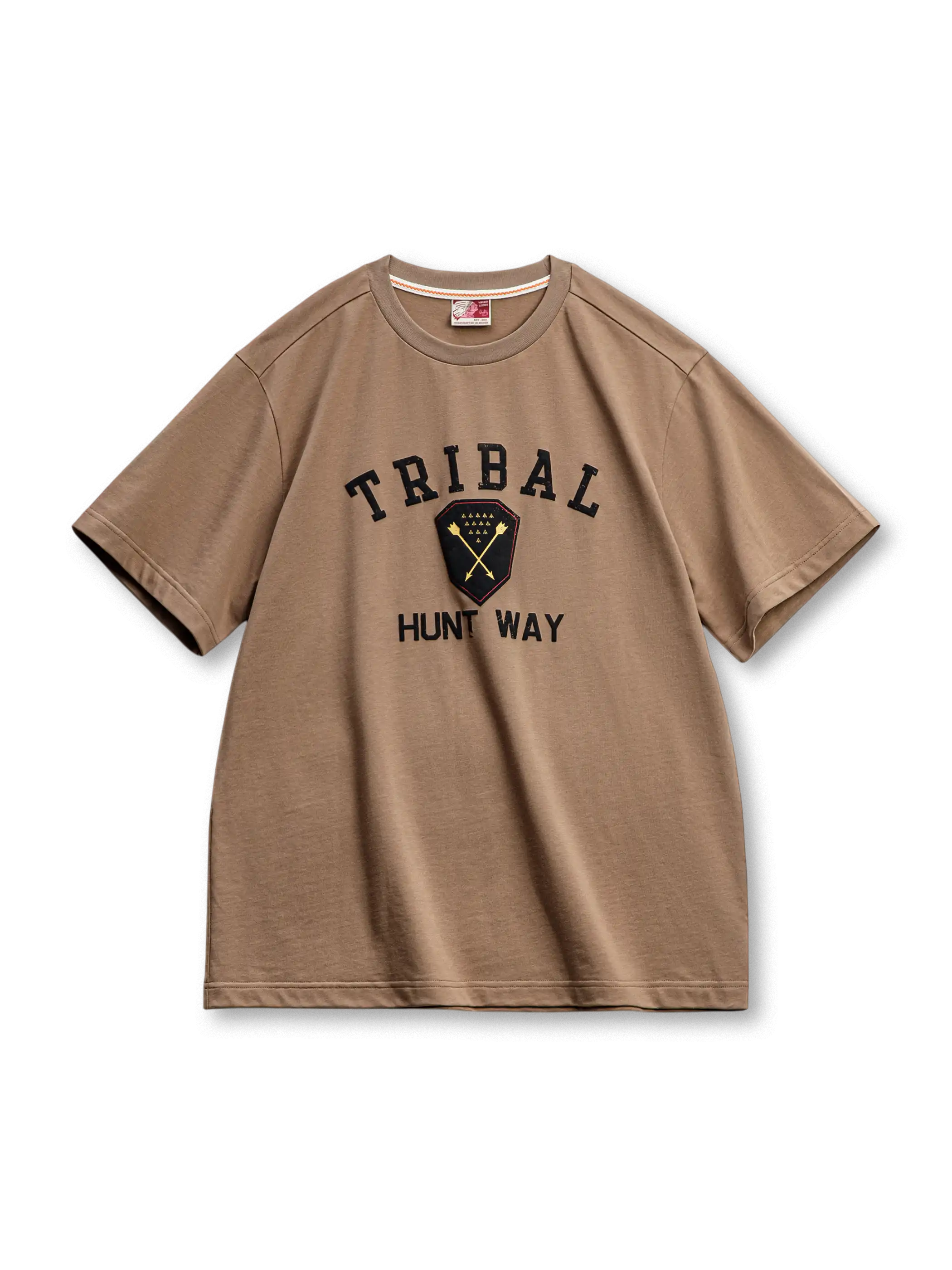 盾と矢のモチーフが大きくプリントされたコットンTシャツ