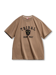 盾と矢のモチーフが大きくプリントされたコットンTシャツ