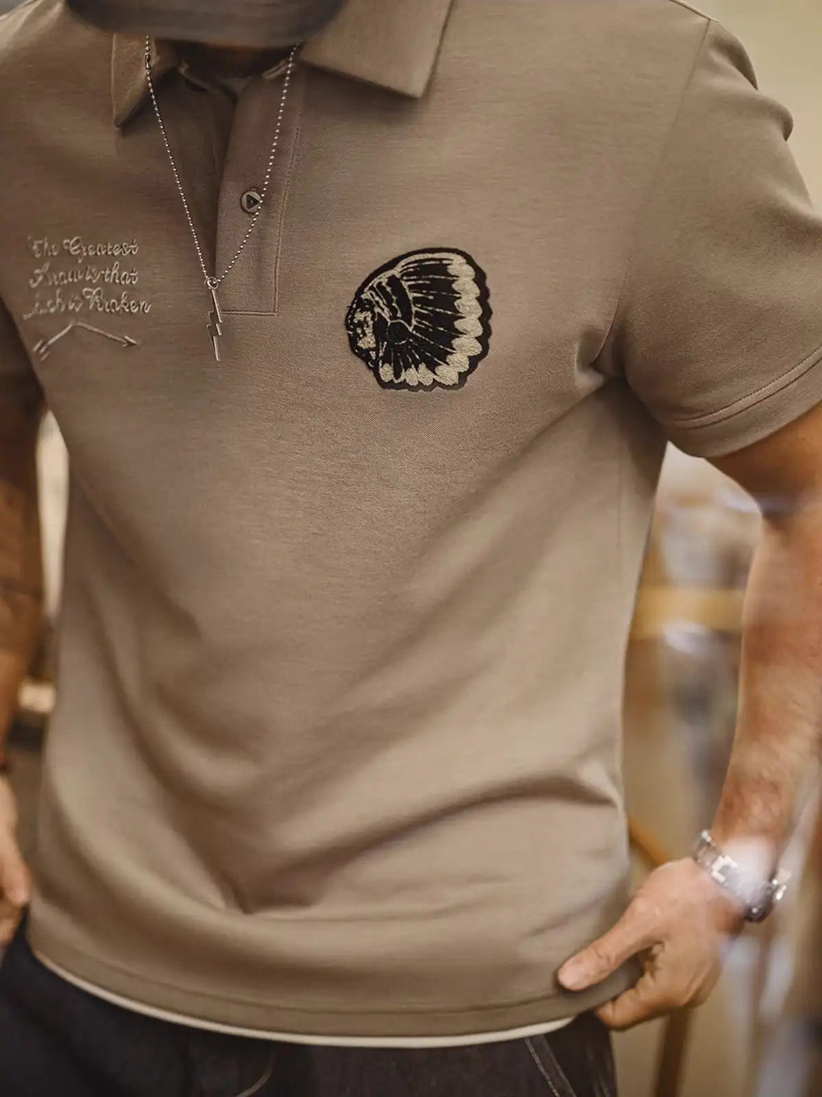 インディアン刺繍が施されたジェロニモ・ポロシャツの正面画像。左胸には酋長の刺繍がデザインされています。