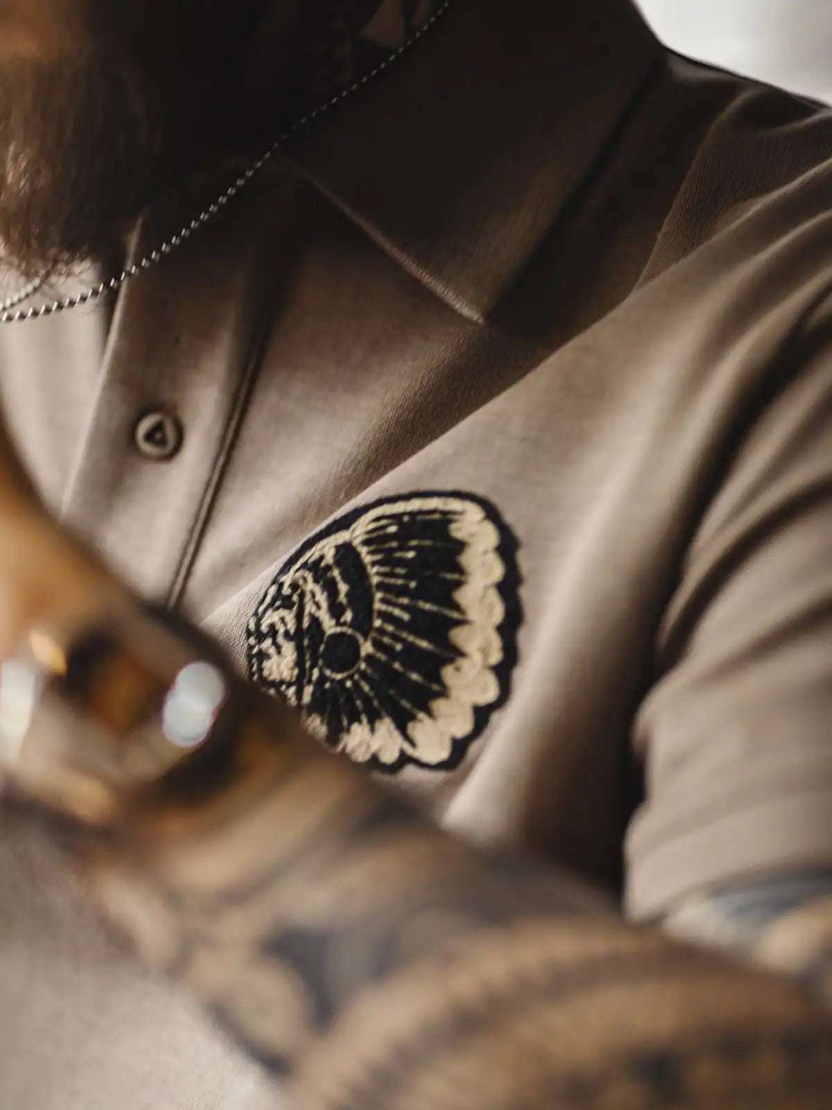 インディアン刺繍が施されたジェロニモ・ポロシャツの正面画像。左胸には酋長の刺繍がデザインされています。