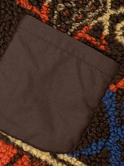 幾何学模様と胸部パッチポケットのディテール特写