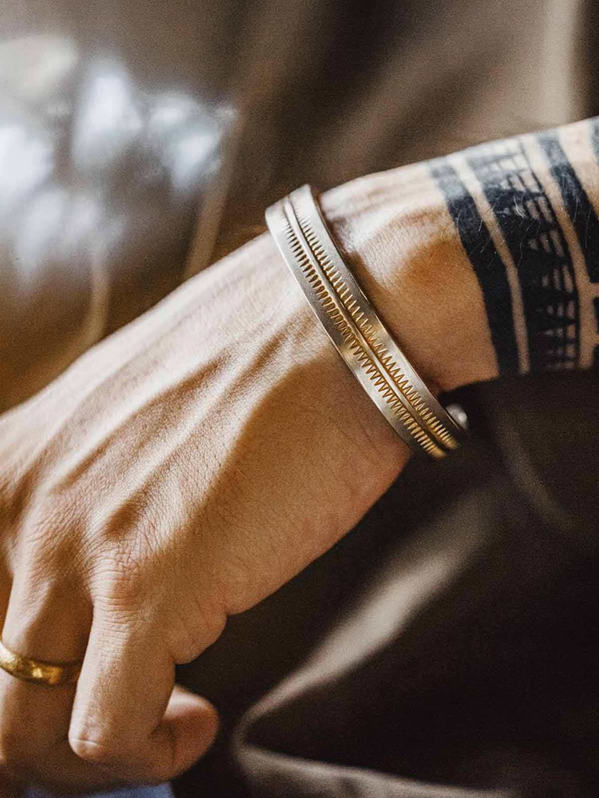 ナバホトーテム 半環式ホワイトブラスレット