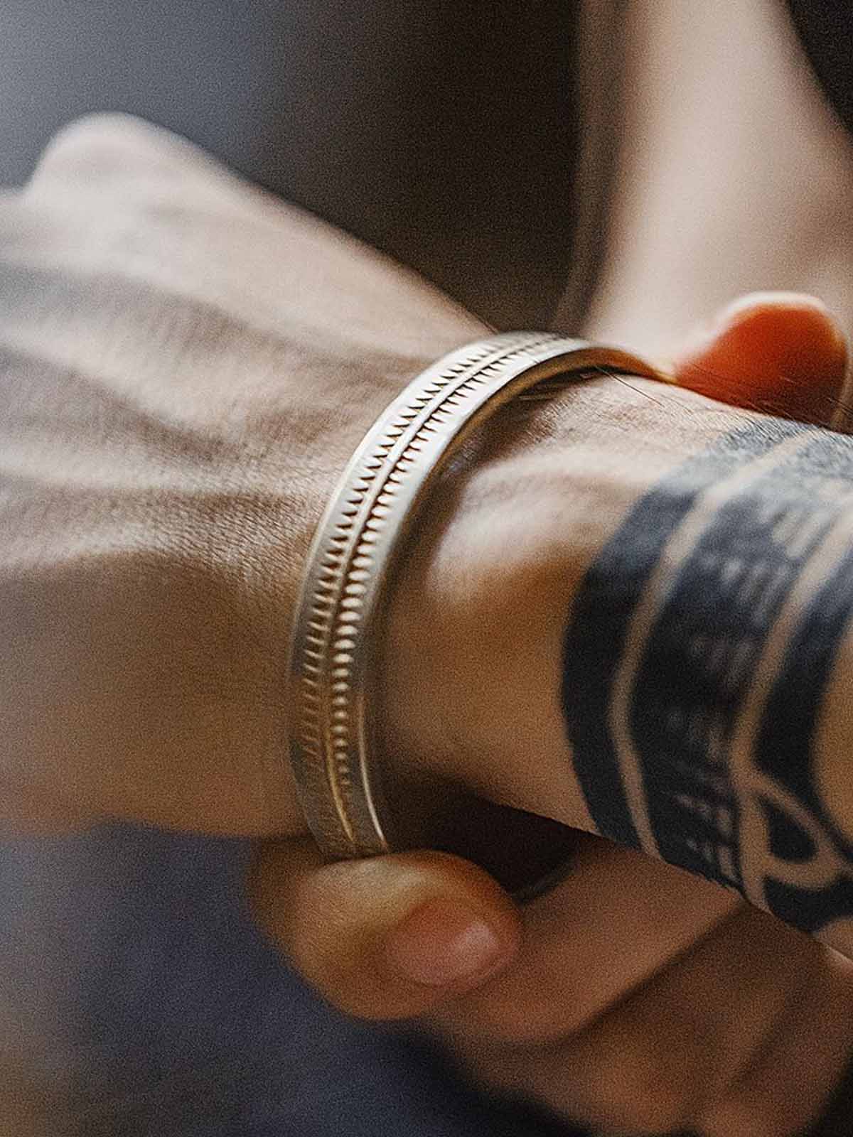 ナバホトーテム 半環式ホワイトブラスレット