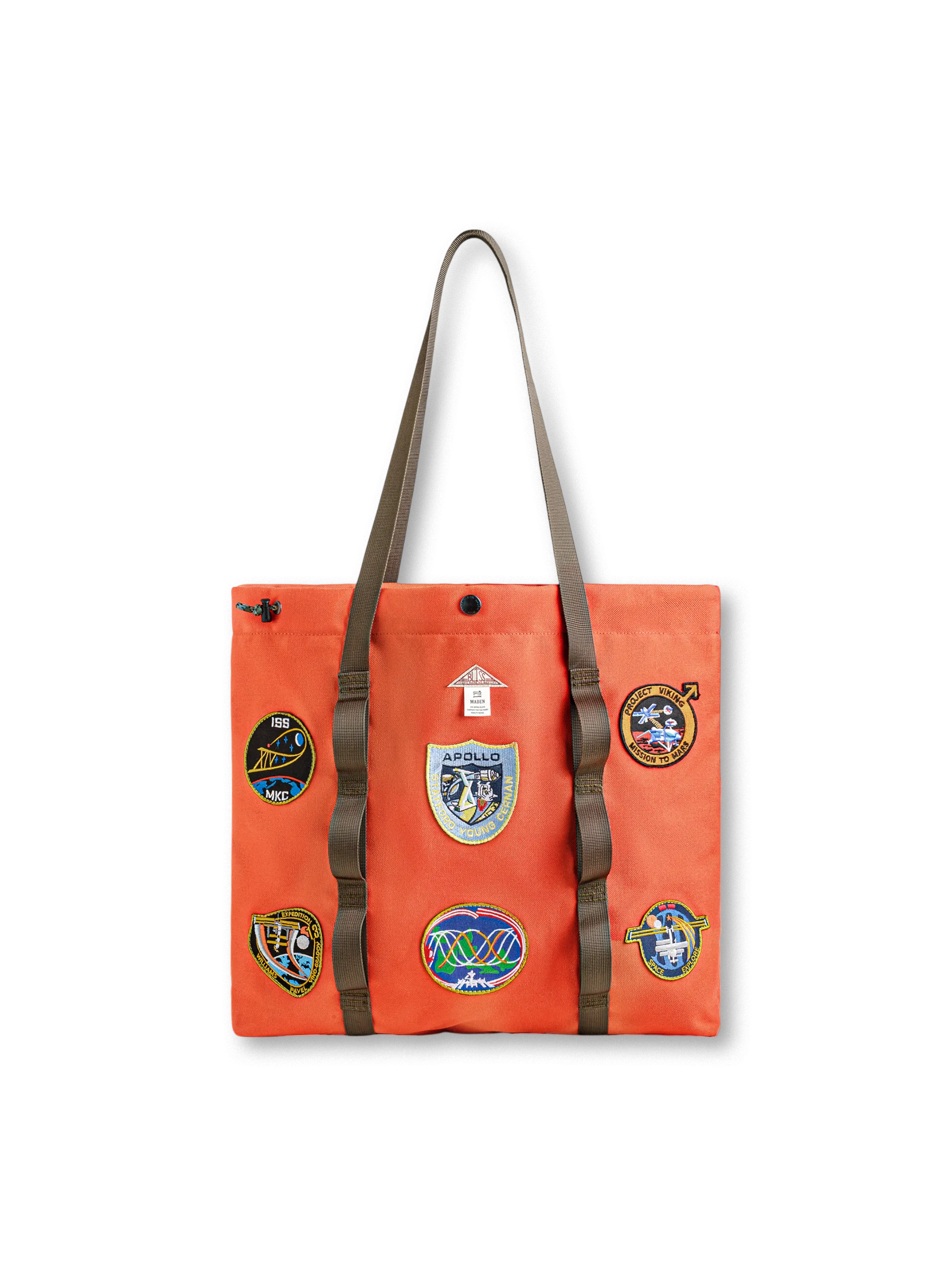 アポロ号テーマの刺繍が施されたオレンジ色のナイロン製トートバッグ。大容量で機能性があり、デザイン性も高い。