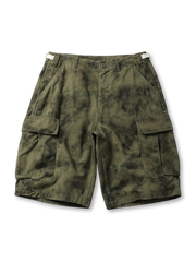 洗い加工によるムラ染め風の色合いが際立つカーゴショーツの正面全体。大きめのポケットとアジャスター付きウエストが見える