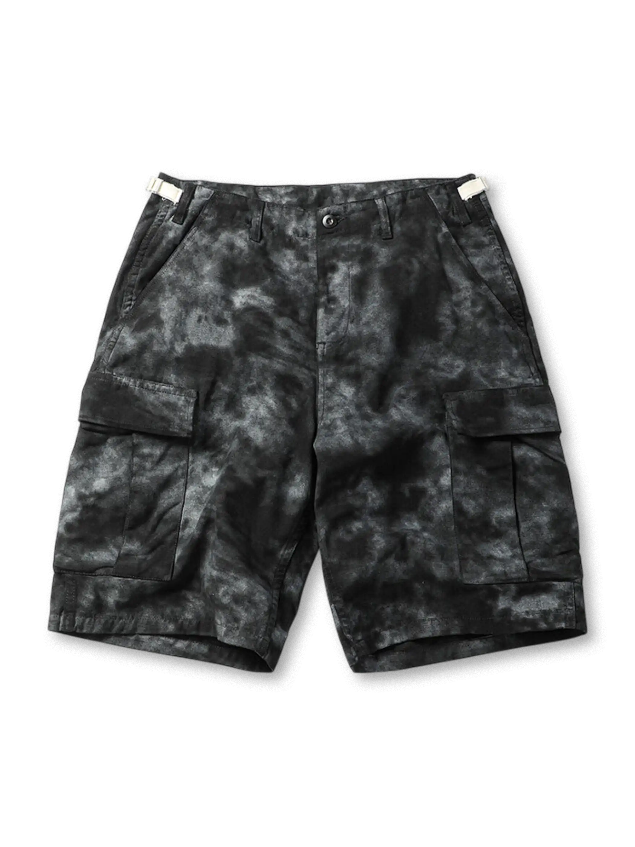洗い加工によるムラ染め風の色合いが際立つカーゴショーツの正面全体。大きめのポケットとアジャスター付きウエストが見える