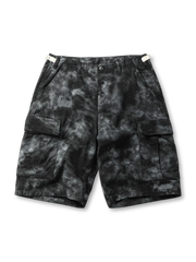 洗い加工によるムラ染め風の色合いが際立つカーゴショーツの正面全体。大きめのポケットとアジャスター付きウエストが見える