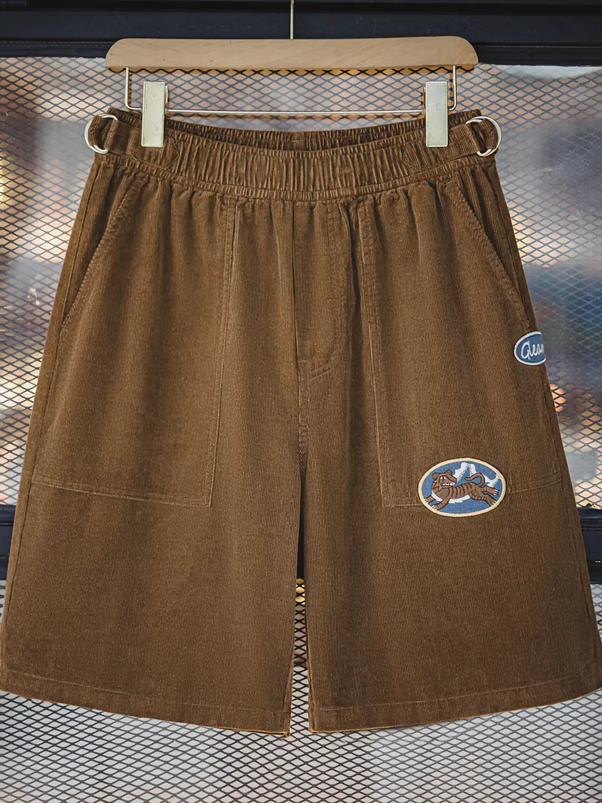 栗色の灯芯コーデュロイグルカショーツ、刺繍ワッペン付き