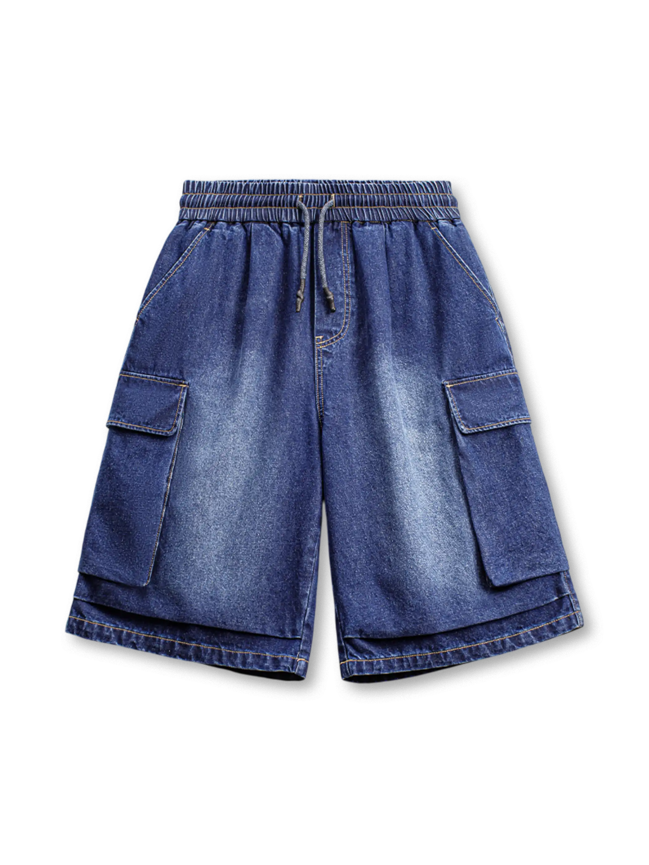 ウォッシュデニムのショーツ、両サイドにフラップポケットとBombBee刺繍がある
