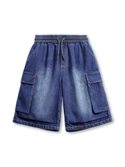 ウォッシュデニムのショーツ、両サイドにフラップポケットとBombBee刺繍がある