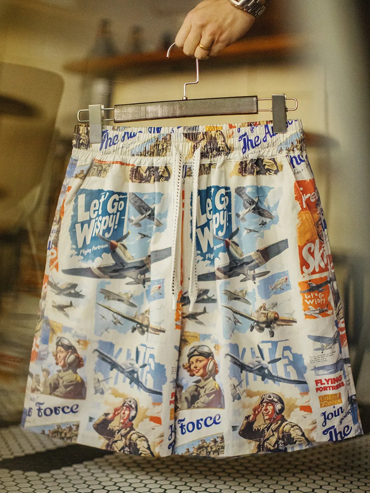 飛行機とピンナップガールを全面にプリントした総柄ショーツ