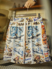飛行機とピンナップガールを全面にプリントした総柄ショーツ