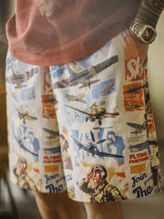 飛行機とピンナップガールを全面にプリントした総柄ショーツ