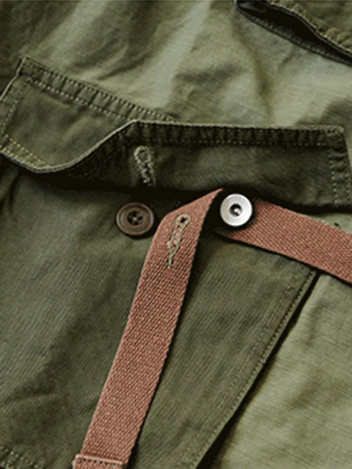 詳細画像: ポケットとデザインディテールのクローズアップ画像