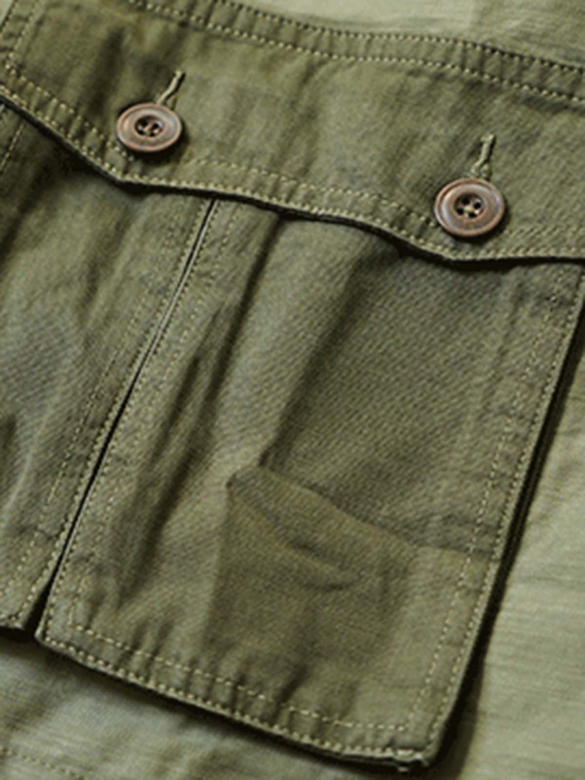 詳細画像: ポケットとデザインディテールのクローズアップ画像