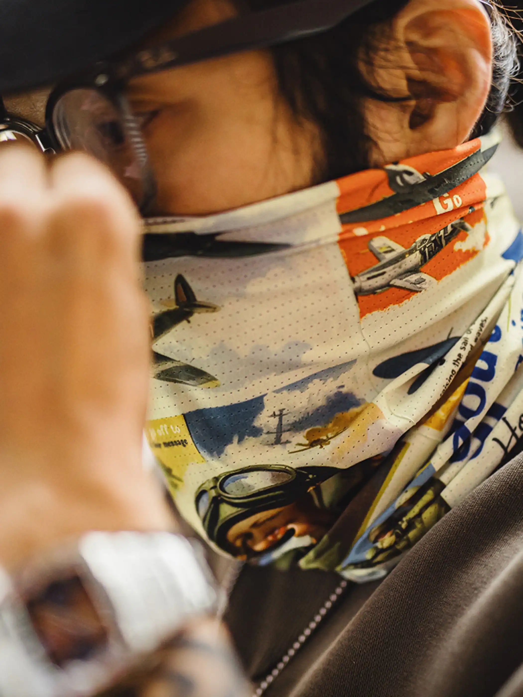 レトロなピンナップ柄が全面にプリントされたマジックスカーフ