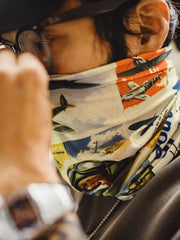 レトロなピンナップ柄が全面にプリントされたマジックスカーフ