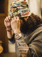 レトロなピンナップ柄が全面にプリントされたマジックスカーフ