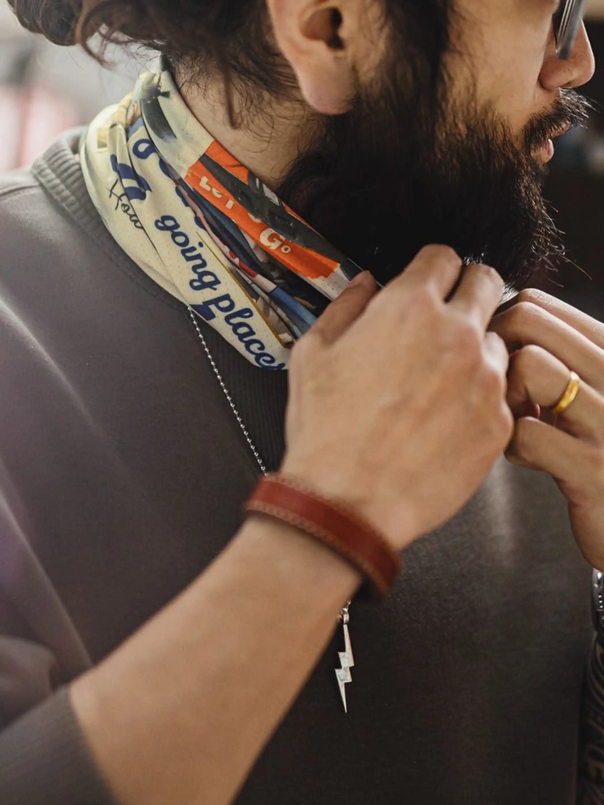 レトロなピンナップ柄が全面にプリントされたマジックスカーフ