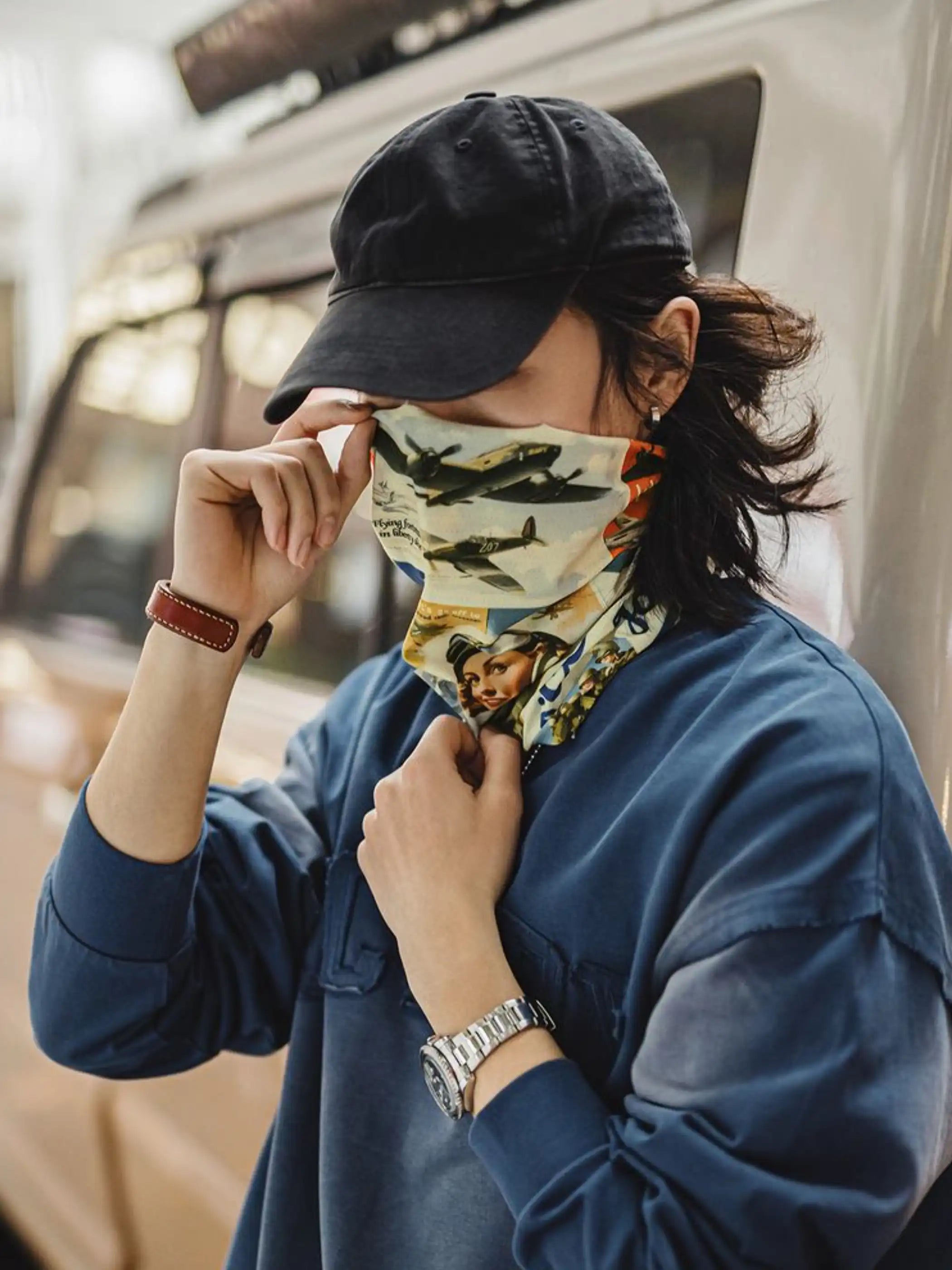 レトロなピンナップ柄が全面にプリントされたマジックスカーフ