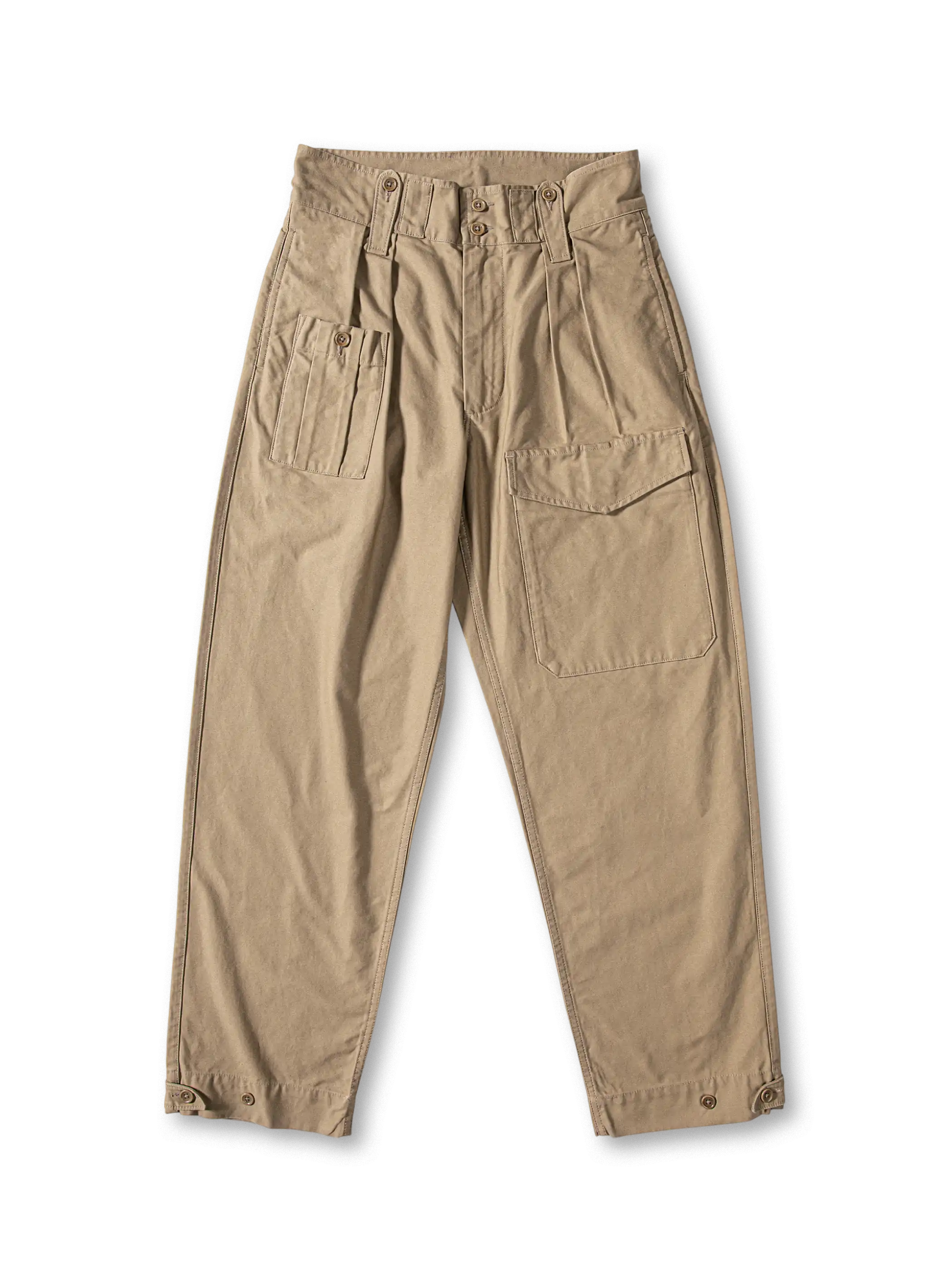ハイウエストとワイドシルエットが特徴のヴィンテージデッキパンツ全体像。洗い加工された生地と伝統的なパンツ耳、象牙果ボタンが目を引く。
