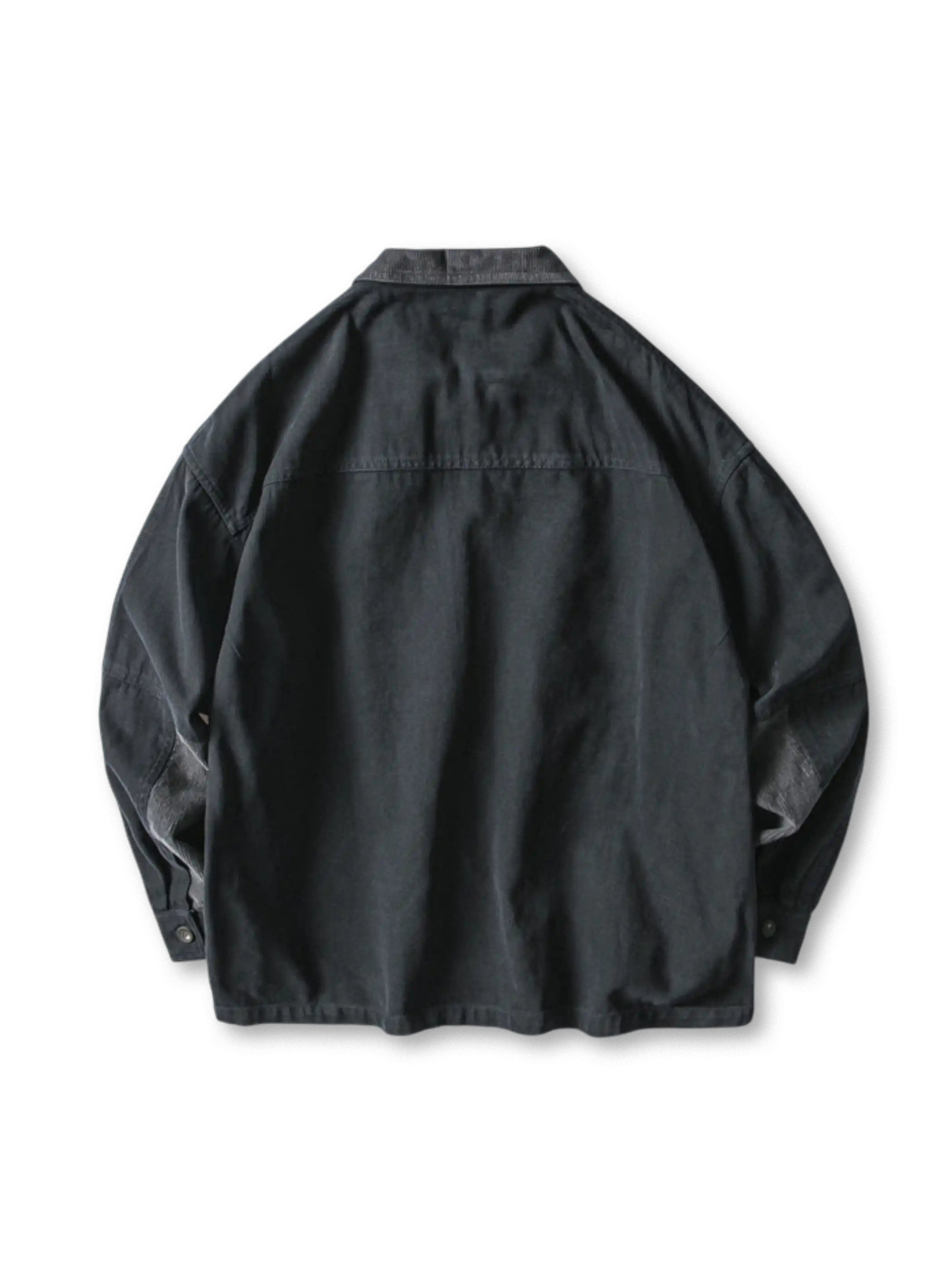 多数のポケットが配置されたワークジャケット