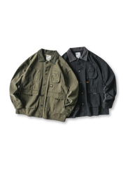 多数のポケットが配置されたワークジャケット