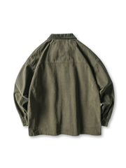 多数のポケットが配置されたワークジャケット