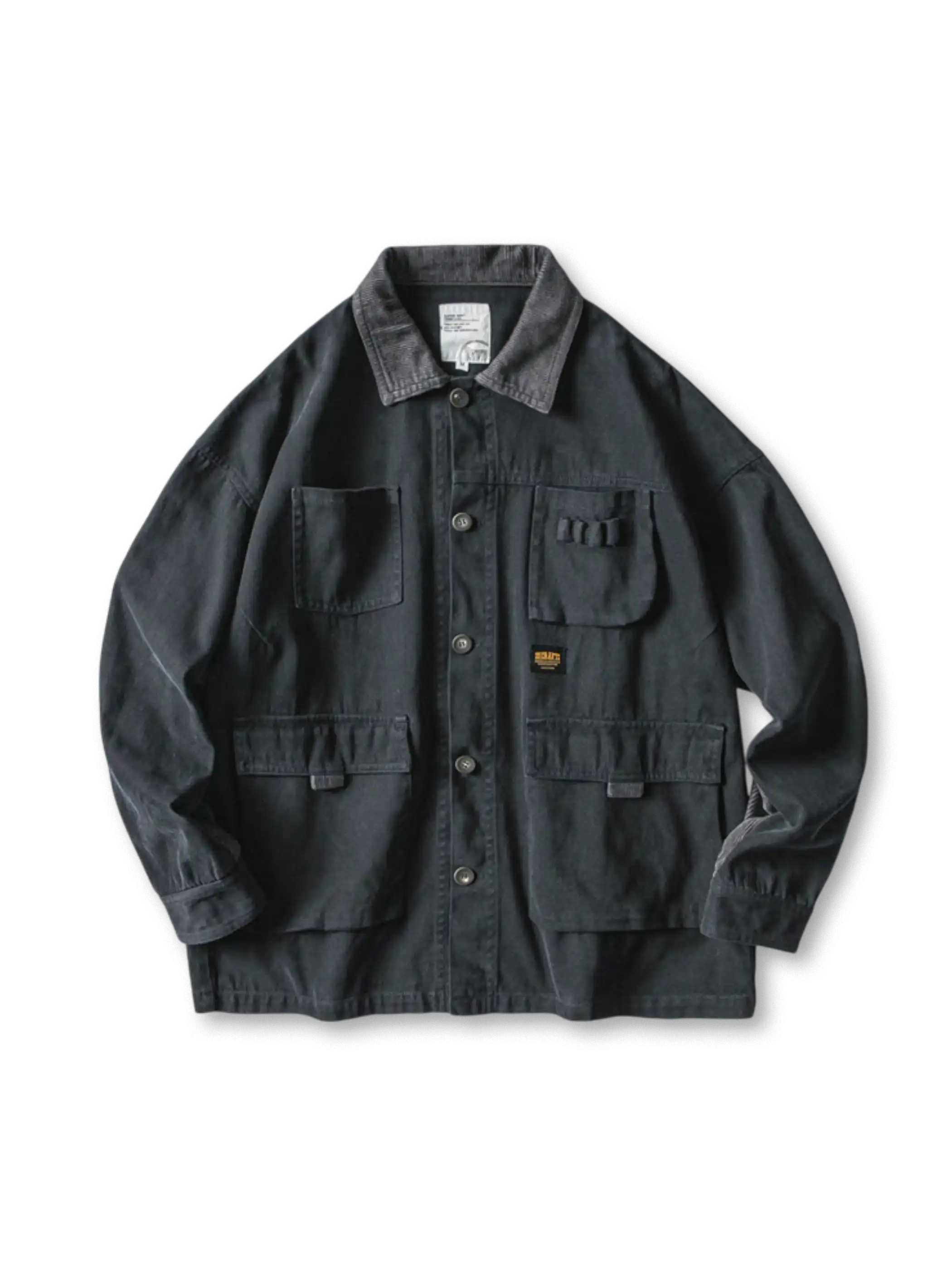 多数のポケットが配置されたワークジャケット