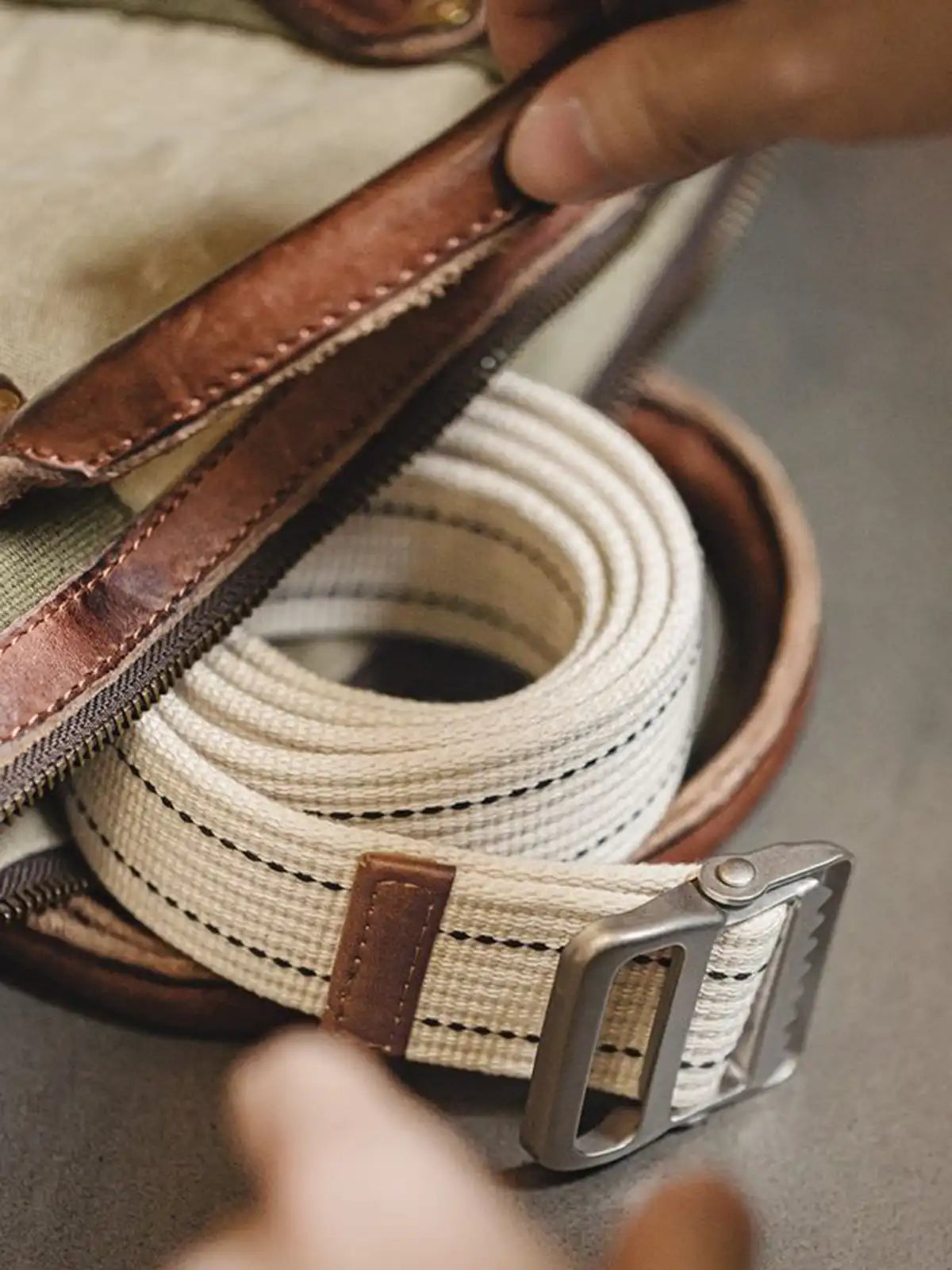 ネイビー×ホワイトのストライプ編み込みベルト、ブラウンレザー付き先端