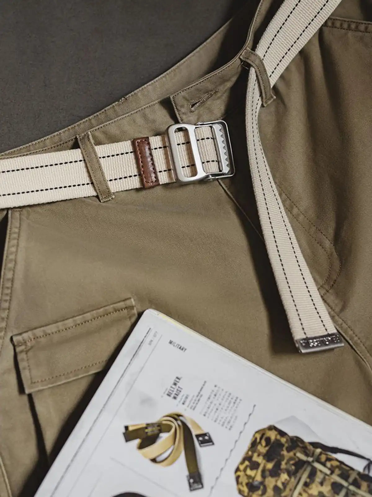 ネイビー×ホワイトのストライプ編み込みベルト、ブラウンレザー付き先端