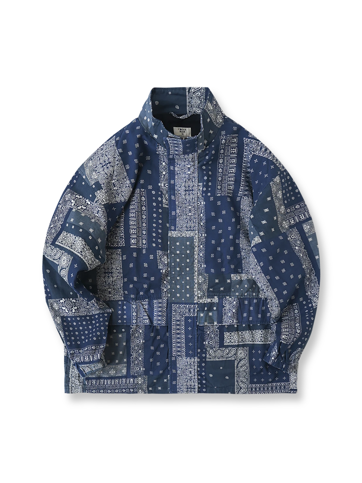 藍染めバンダナ柄フライトジャケットの正面デザイン。匠の技による藍染め技法で仕上げられたペイズリー柄が特徴で、二重構造のスタンドカラーとルーズフィットのシルエットが現代的なミリタリースタイルを演出