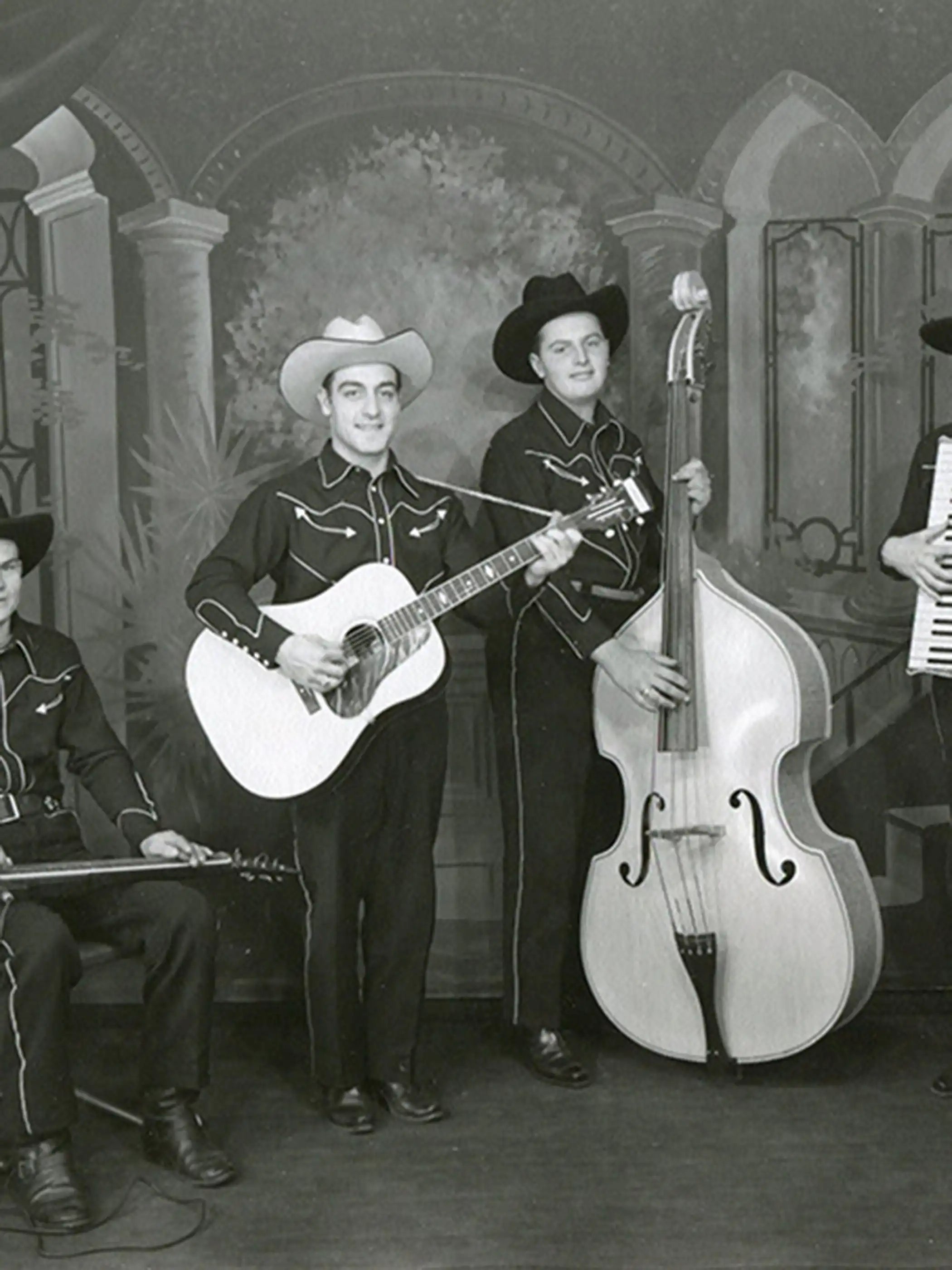 ブラックのコットンサテンウエスタンシャツ、襟やヨーク部分にオフホワイトのパイピングが施されている