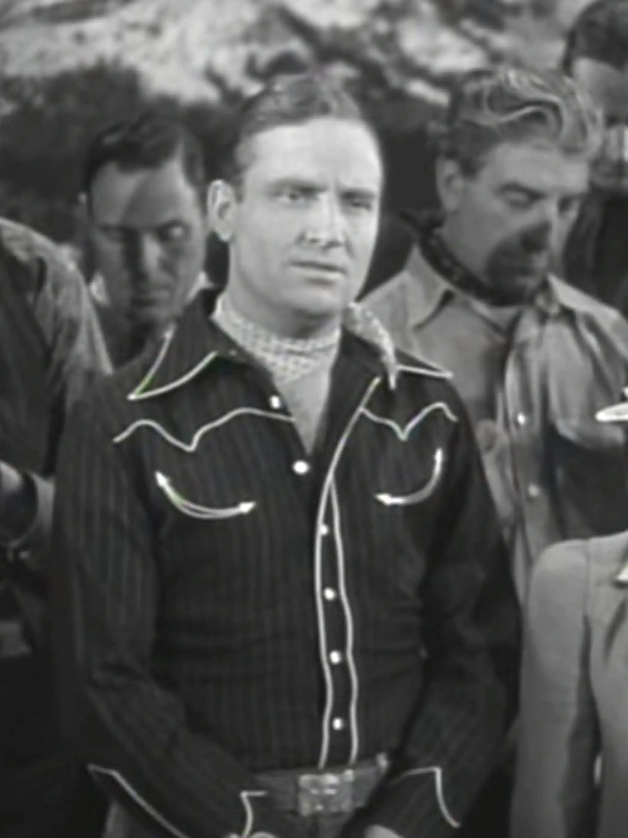 ブラックのコットンサテンウエスタンシャツ、襟やヨーク部分にオフホワイトのパイピングが施されている